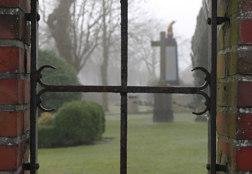 Fenster mit Blick auf Kreuz