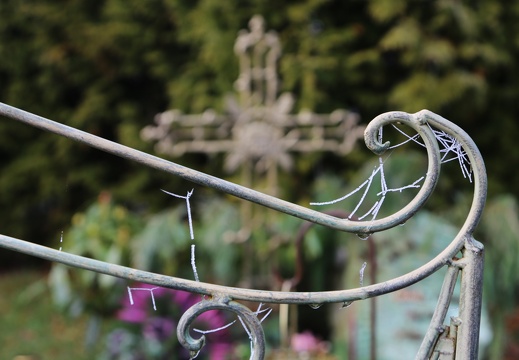 Schnörkel mit Eis vor Kreuz