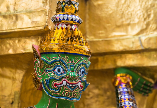 Thailand, Tempelfigur Gold-Mosaik