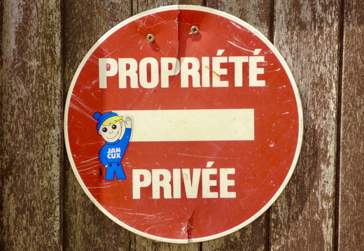 Am Tor zum Eingang eines Privathauses in der Normandie