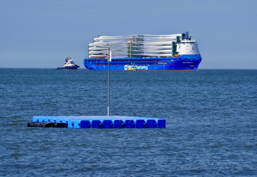 Lotsenboot und Schlepper sind auch dabei